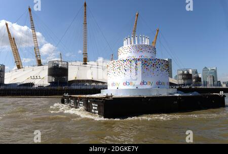 EBay feierte seinen 20. Geburtstag, indem er einen 6m hohen Kuchen, größer als ein Doppeldeckerbus, mit 20 Kerzen auf der Oberseite, die Themse in London von Greenwich nach Battersea hinunter schwebt. Sie führte an berühmten Londoner Wahrzeichen wie Tower Bridge, O2, London Eye, Walkie Talkie Building, Shard und Battersea Power Station vorbei. Stockfoto