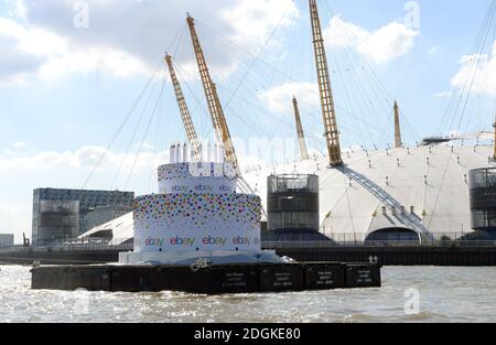 EBay feierte seinen 20. Geburtstag, indem er einen 6m hohen Kuchen, größer als ein Doppeldeckerbus, mit 20 Kerzen auf der Oberseite, die Themse in London von Greenwich nach Battersea hinunter schwebt. Sie führte an berühmten Londoner Wahrzeichen wie Tower Bridge, O2, London Eye, Walkie Talkie Building, Shard und Battersea Power Station vorbei. Stockfoto