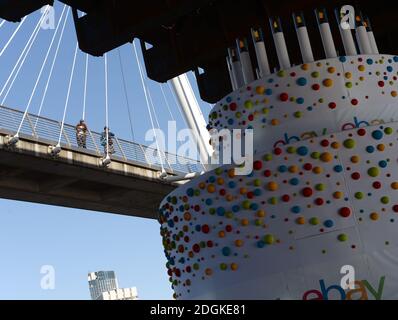 EBay feierte seinen 20. Geburtstag, indem er einen 6m hohen Kuchen, größer als ein Doppeldeckerbus, mit 20 Kerzen auf der Oberseite, die Themse in London von Greenwich nach Battersea hinunter schwebt. Sie führte an berühmten Londoner Wahrzeichen wie Tower Bridge, O2, London Eye, Walkie Talkie Building, Shard und Battersea Power Station vorbei. Stockfoto