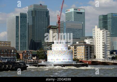 EBay feierte seinen 20. Geburtstag, indem er einen 6m hohen Kuchen, größer als ein Doppeldeckerbus, mit 20 Kerzen auf der Oberseite, die Themse in London von Greenwich nach Battersea hinunter schwebt. Sie führte an berühmten Londoner Wahrzeichen wie Tower Bridge, O2, London Eye, Walkie Talkie Building, Shard und Battersea Power Station vorbei. Stockfoto