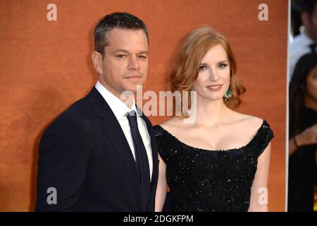 Matt Damon und Jessica Chastain bei der europäischen Premiere des Mars am Odeon Leicester Square in London Foto-Kredit sollte lesen: Doug Peters/ Empics Entertainment Stockfoto