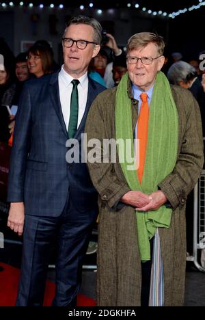 Alex Jennings (links) und der Schriftsteller Alan Bennett bei der Premiere des BFI London Film Festival for The Lady in the Van, im Odeon, Leicester Square, London. Foto-Kredit sollte Doug Peters / EMPICS Entertainment lesen Stockfoto