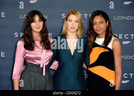 Monica Bellucci, Lea Seydoux und Naomie Harris nehmen an der Spectre Fotozelle Teil, die im Corinthia Hotel Ballsaal, Whitehall PL, London, stattfindet. Stockfoto