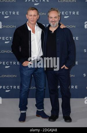 Daniel Craig und Sam Mendes nehmen an der Spectre Fotozelle Teil, die im Corinthia Hotel Ballsaal, Whitehall Place, London, stattfindet. Stockfoto