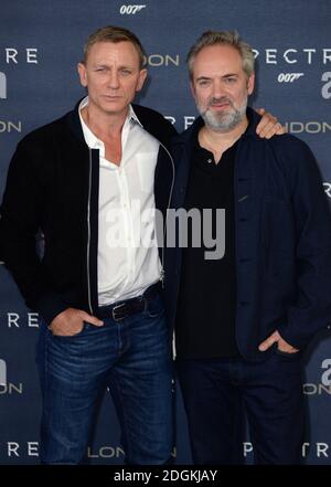 Daniel Craig und Sam Mendes nehmen an der Spectre Fotozelle Teil, die im Corinthia Hotel Ballsaal, Whitehall Place, London, stattfindet. Stockfoto