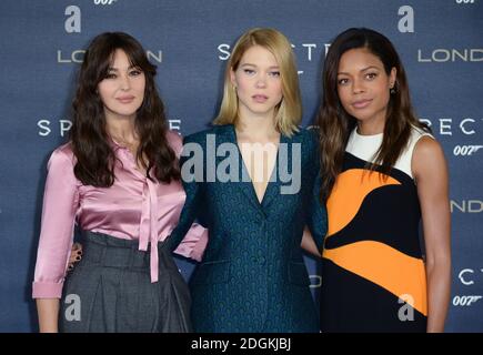 Monica Bellucci, Lea Seydoux und Naomie Harris nehmen an der Spectre Fotozelle Teil, die im Corinthia Hotel Ballsaal, Whitehall Place, London, stattfindet. Stockfoto