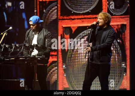 Ed Sheeran und Rudimental treten während der MTV Europe Music Awards 2015 im Mediolanum, Assago, Mailand auf. Stockfoto