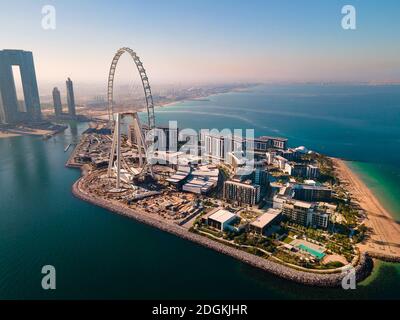 Bluewaters Island und Ain Dubai Riesenrad auf in Dubai, Vereinigte Arabische Emirate Luftbild. Neues Freizeit- und Wohngebiet in Dubai Marina Stockfoto