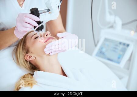 Patient lächelt während der Hautverjüngung Stockfoto