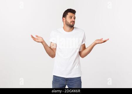 Nahaufnahme des enttäuschten gestressten bärtigen jungen Mannes im Hemd über weißem Hintergrund. Stockfoto