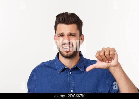 Nahaufnahme des enttäuschten gestressten bärtigen jungen Mannes im Hemd über weißem Hintergrund. Stockfoto