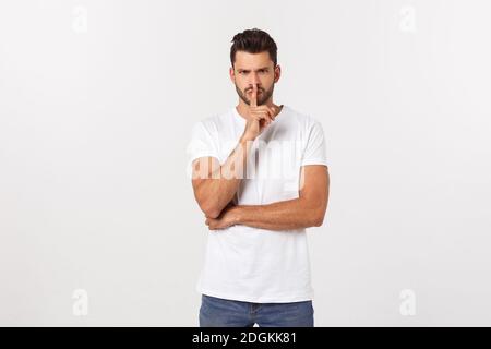 Nahaufnahme des enttäuschten gestressten bärtigen jungen Mannes im Hemd über weißem Hintergrund. Stockfoto