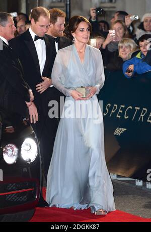 Prinz Harry, die Herzogin von Cambridge und der Herzog von Cambridge, der an der Weltpremiere von Spectre teilnahm, die in der Royal Albert Hall in London stattfand. Bildnachweis sollte lauten: Doug Peters/EMPICS Entertainment Stockfoto