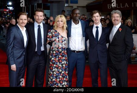 (Von links nach rechts) Daniel Bruhl, Bradley Cooper, Sienna Miller, Omar Sy, Sam Keeley und Regisseur John Wells bei der Premiere von Burnt, im Vue West End in Leicester Square, London. Foto-Kredit sollte Doug Peters / EMPICS Entertainment lesen Stockfoto