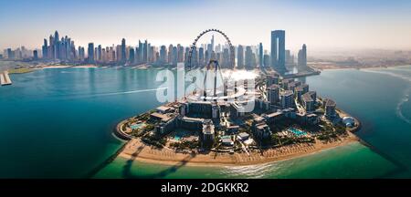 Bluewaters Island und Ain Dubai Ferris fahren Sie in Dubai, Vereinigte Arabische Emirate mit JBR Strand und Dubai Marina Luftbild Skyline Cityscape Ansicht Stockfoto