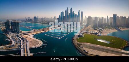 Panoramablick auf die Wolkenkratzer der Dubai Marina und das JBR Beacg mit Luxusgebäude und Resorts in einem der Vereinigten Arabischen Emirates travel Spots und Resorts Stockfoto