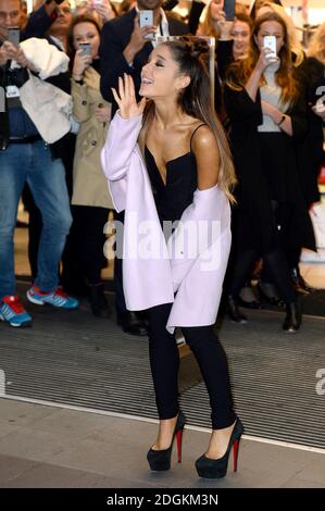 Ariana Grande kommt zu ihrer Promotion-Tour für den Duft ARI von Ariana Grande im Boots Piccadilly Circus, London. Bildnachweis: Doug Peters/EMPICS Entertainment Stockfoto