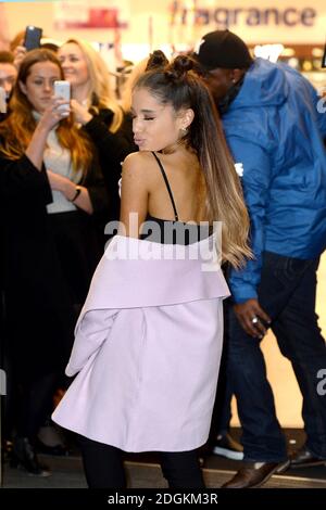 Ariana Grande kommt zu ihrer Promotion-Tour für den Duft ARI von Ariana Grande im Boots Piccadilly Circus, London. Bildnachweis: Doug Peters/EMPICS Entertainment Stockfoto