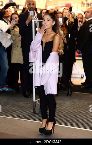 Ariana Grande kommt zu ihrer Promotion-Tour für den Duft ARI von Ariana Grande im Boots Piccadilly Circus, London. Bildnachweis: Doug Peters/EMPICS Entertainment Stockfoto