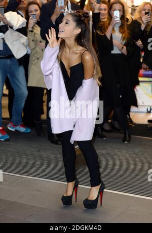 Ariana Grande kommt zu ihrer Promotion-Tour für den Duft ARI von Ariana Grande im Boots Piccadilly Circus, London. Bildnachweis: Doug Peters/EMPICS Entertainment Stockfoto