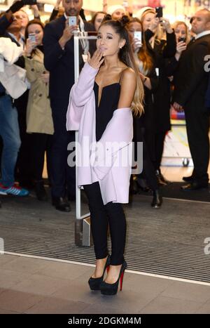 Ariana Grande kommt zu ihrer Promotion-Tour für den Duft ARI von Ariana Grande im Boots Piccadilly Circus, London. Bildnachweis: Doug Peters/EMPICS Entertainment Stockfoto