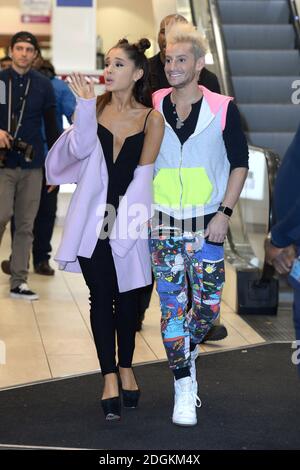 Ariana Grande und Bruder Frankie Grande kommen zu ihrer Promotion-Tour für den Duft ARI von Ariana Grande im Boots Piccadilly Circus, London. Bildnachweis: Doug Peters/EMPICS Entertainment Stockfoto