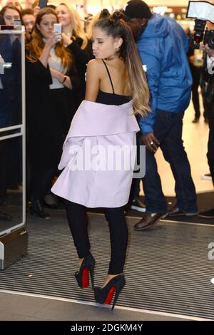 Ariana Grande kommt zu ihrer Promotion-Tour für den Duft ARI von Ariana Grande im Boots Piccadilly Circus, London. Bildnachweis: Doug Peters/EMPICS Entertainment Stockfoto