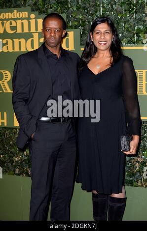 Adrian Lester und seine Frau Lolita Chakrabarti nehmen an den London Evening Standard Theatre Awards Teil, die am 22. November 2015 im Old Vic Theatre, London, stattfinden. Stockfoto