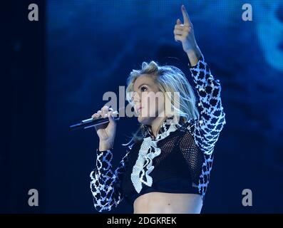 Ellie Goulding tritt auf der Bühne während des Capital FM Jingle Bell Ball 2015 in der O2 Arena, London statt Stockfoto