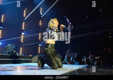 Ellie Goulding tritt auf der Bühne während des Capital FM Jingle Bell Ball 2015 in der O2 Arena, London statt Stockfoto