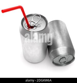 Silberne Aluminium-Bier- oder Sodadosen mit rotem Stroh isoliert Auf weißem Hintergrund Stockfoto