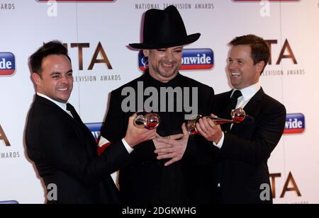 ANT (links) und Dec aka Anthony McPartlin und Declan Donnelly mit ihrem Preis für die besten Fernsehmoderatoren, der von Boy George im Presseraum der National Television Awards 2016 in der O2 Arena, London, verliehen wurde. Stockfoto