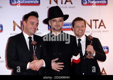 ANT (links) und Dec aka Anthony McPartlin und Declan Donnelly mit ihrem Preis für die besten Fernsehmoderatoren, der von Boy George im Presseraum der National Television Awards 2016 in der O2 Arena, London, verliehen wurde. Stockfoto