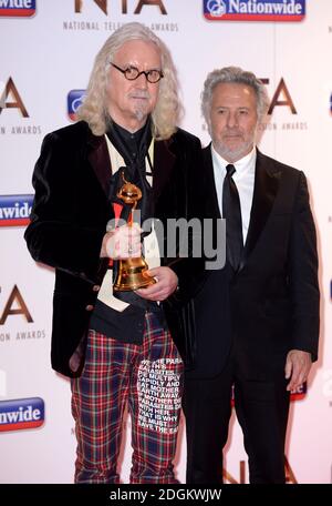 Billy Connolly mit dem Special Recognition Award von Dustin Hoffman im Presseraum der National Television Awards 2016 in der O2 Arena, London. Stockfoto