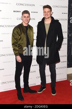 Tom Cairney (links) und Matt Smith vom FC Fulham bei einer Vorführung des neuen Films Concussion im Ham Yard Hotel in London. Stockfoto