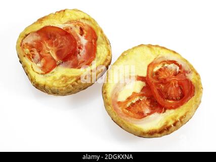 Thunfisch-Quiche mit Tomate vor weißem Hintergrund Stockfoto