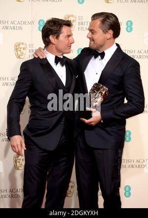 Leonardo DiCaprio (rechts) mit der BAFTA für den besten Film für 'The Revenant' zusammen mit Moderator Tom Cruise im Presseraum während der EE British Academy Film Awards im Royal Opera House, Bow Street, London. EMPICS Entertainment Foto. Bilddatum: Sonntag, 14. Februar 2016. Bildnachweis sollte lauten: Doug Peters/ EMPICS Entertainment Stockfoto