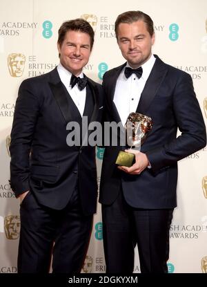 Leonardo DiCaprio (rechts) mit der BAFTA für den besten Film für 'The Revenant' zusammen mit Moderator Tom Cruise im Presseraum während der EE British Academy Film Awards im Royal Opera House, Bow Street, London. EMPICS Entertainment Foto. Bilddatum: Sonntag, 14. Februar 2016. Bildnachweis sollte lauten: Doug Peters/ EMPICS Entertainment Stockfoto