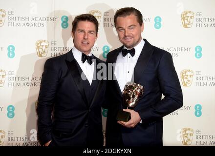 Leonardo DiCaprio (rechts) mit der BAFTA für den besten Film für 'The Revenant' zusammen mit Moderator Tom Cruise im Presseraum während der EE British Academy Film Awards im Royal Opera House, Bow Street, London. EMPICS Entertainment Foto. Bilddatum: Sonntag, 14. Februar 2016. Bildnachweis sollte lauten: Doug Peters/ EMPICS Entertainment Stockfoto