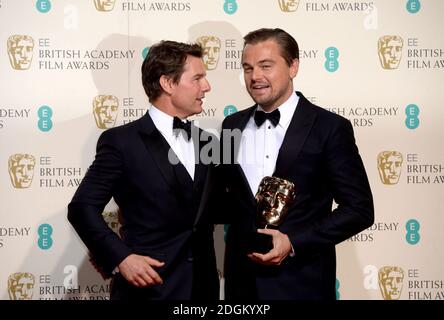 Leonardo DiCaprio (rechts) mit der BAFTA für den besten Film für 'The Revenant' zusammen mit Moderator Tom Cruise im Presseraum während der EE British Academy Film Awards im Royal Opera House, Bow Street, London. EMPICS Entertainment Foto. Bilddatum: Sonntag, 14. Februar 2016. Bildnachweis sollte lauten: Doug Peters/ EMPICS Entertainment Stockfoto