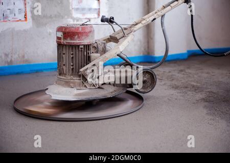 Professionelle Maschine zum Durchführen und Polieren von Sand und Zementestrich Boden Stockfoto