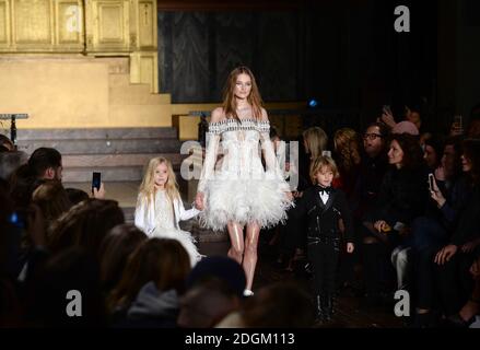 Ein Modell auf der Julien Macdonald Catwalk Show, No1 Mayfair, Teil der London Fashion Week AW2016. Bildnachweis sollte Doug Peters EMPICS Entertainment lesen Stockfoto