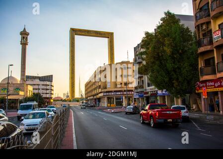 Dubai, Vereinigte Arabische Emirate - 26. November 2020: Altes Viertel von Al Karama mit Dubai Frame, der über dem Burj Khalifa und dem modernen d Stockfoto