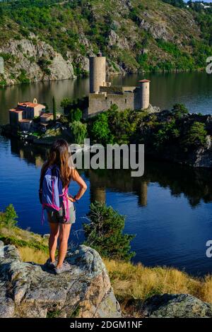 Frankreich, Loire (42), Saint-Just-Saint-Rambert, die Überreste des Schlosses von Grangent (12. Jahrhundert) isoliert auf dem Stausee von Grangent, Loire-Tal Stockfoto