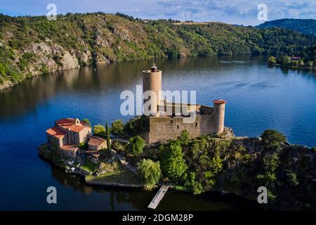 Frankreich, Loire (42), Saint-Just-Saint-Rambert, die Überreste des Schlosses von Grangent (12. Jahrhundert) isoliert auf dem Stausee von Grangent, Loire-Tal Stockfoto