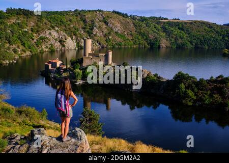 Frankreich, Loire (42), Saint-Just-Saint-Rambert, die Überreste des Schlosses von Grangent (12. Jahrhundert) isoliert auf dem Stausee von Grangent, Loire-Tal Stockfoto