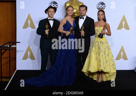 (Von links nach rechts)Mark Rylance mit dem Academy Award für den besten Nebendarsteller, Brie Larson mit dem Academy Award für die beste Darstellerin, Leonardo DiCaprio mit dem Academy Award für den besten Darsteller und Alicia Vikander mit dem Academy Award für die beste Nebendarstellerin im Pressesaal der 88. Academy Awards, die am 28. Februar 2016 im Dolby Theater in Hollywood, Los Angeles, CA, USA, verliehen wurden. Stockfoto