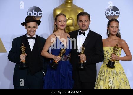 (Von links nach rechts)Mark Rylance mit dem Academy Award für den besten Nebendarsteller, Brie Larson mit dem Academy Award für die beste Darstellerin, Leonardo DiCaprio mit dem Academy Award für den besten Darsteller und Alicia Vikander mit dem Academy Award für die beste Nebendarstellerin im Pressesaal der 88. Academy Awards, die am 28. Februar 2016 im Dolby Theater in Hollywood, Los Angeles, CA, USA, verliehen wurden. Stockfoto