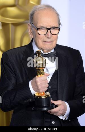 Ennio Morricone mit dem Academy Award for Best Original Score im Presseraum der 88. Academy Awards, die am 28. Februar 2016 im Dolby Theater in Hollywood, Los Angeles, CA, USA, verliehen wurden. Stockfoto