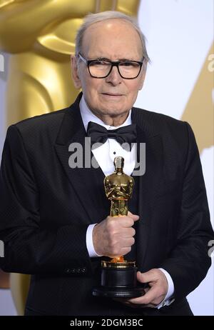 Ennio Morricone mit dem Academy Award for Best Original Score im Presseraum der 88. Academy Awards, die am 28. Februar 2016 im Dolby Theater in Hollywood, Los Angeles, CA, USA, verliehen wurden. Stockfoto